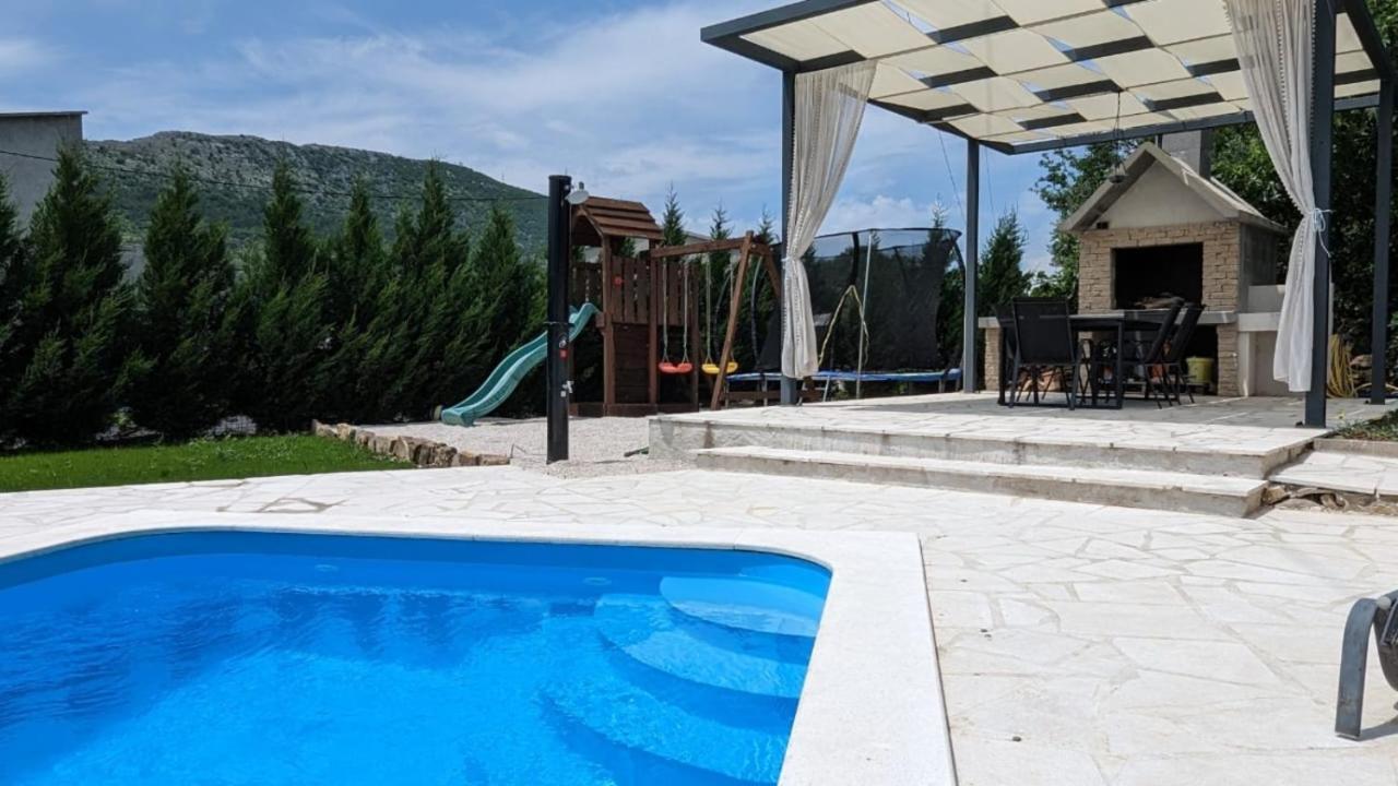 Naklice Omis