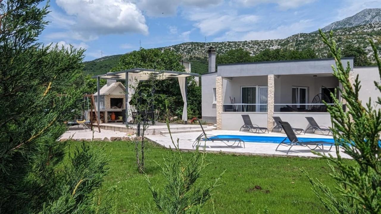 Naklice Villa *